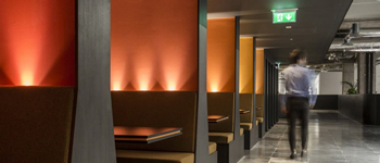 國外廣告公司裝修效果    展示工業風與媒體元素的天生兼容