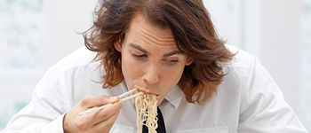 吃酸辣粉被罰款20元  南寧辦公室設置休閑用餐區逐漸成為必要