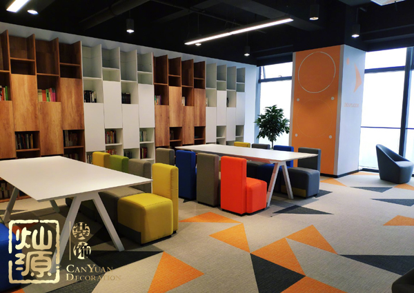 斗魚官方微博已po圖證明新公司內空無一人